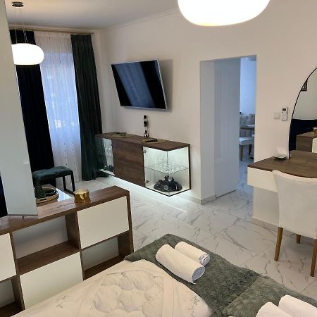 La Luna Premium Deluxe Apartment With Free Jacuzzi, Bikes & Covered Parking Nasice Esterno foto