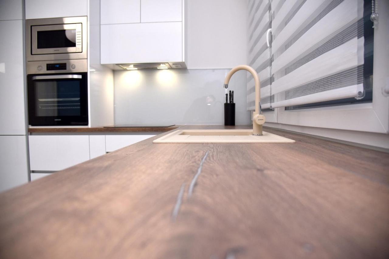 La Luna Premium Deluxe Apartment With Free Jacuzzi, Bikes & Covered Parking Nasice Esterno foto