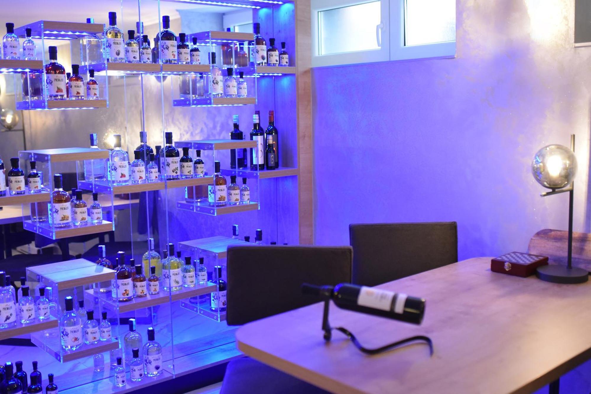 La Luna Premium Deluxe Apartment With Free Jacuzzi, Bikes & Covered Parking Nasice Esterno foto