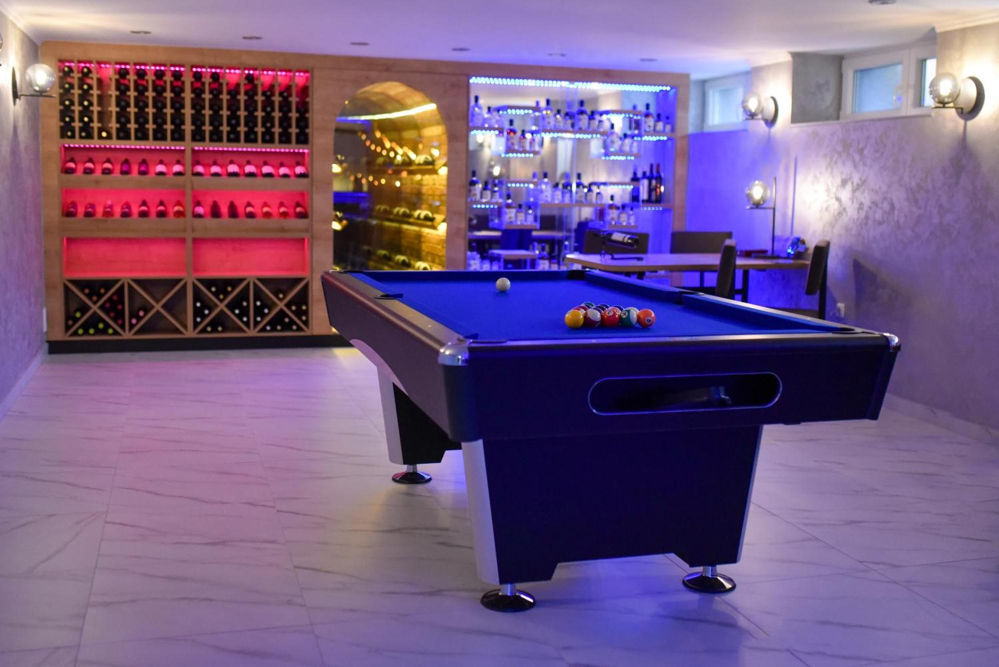 La Luna Premium Deluxe Apartment With Free Jacuzzi, Bikes & Covered Parking Nasice Esterno foto